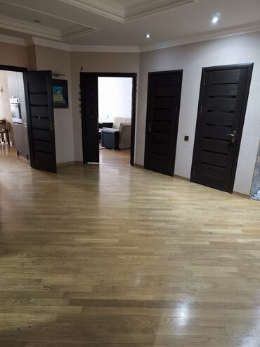 Uzunmüddətli kirayə mənzillər: Geniş və işıqlı mənzil Satilir - Planlama: geniş dəhliz, böyük yataq — 18