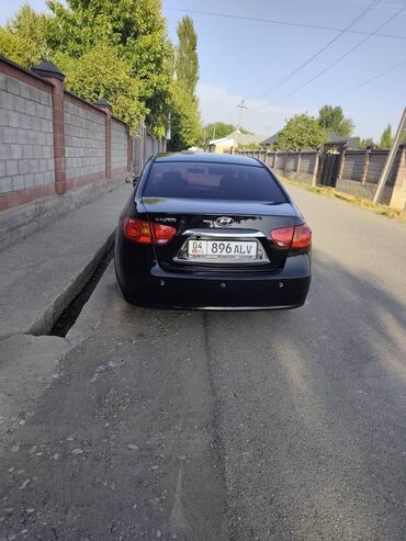 продаю авто мерс: Hyundai Elantra — это седан, обладающий элегантным черным цветом и