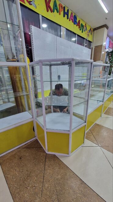 Витрины: Несколько торговых витрин жёлтого цвета с прозрачными стеклянными — 5