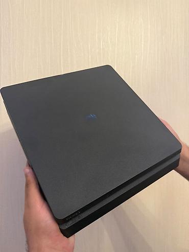 PS4 (Sony PlayStation 4): PlayStation 4 Slim oyun konsolu dəsti. Dəstə daxil olanlar: - Sony — 3