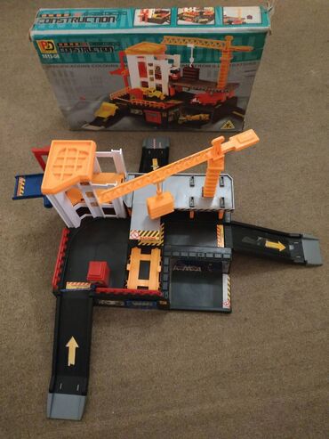 Igračke: Prodajem rasklopivu javnu garazu, u dobrom stanju, velicine 27 x — 3