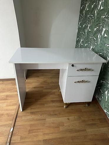 Ağ rəngli funksional masa - Material: parlaq səthli MDF/LDSP tipli
