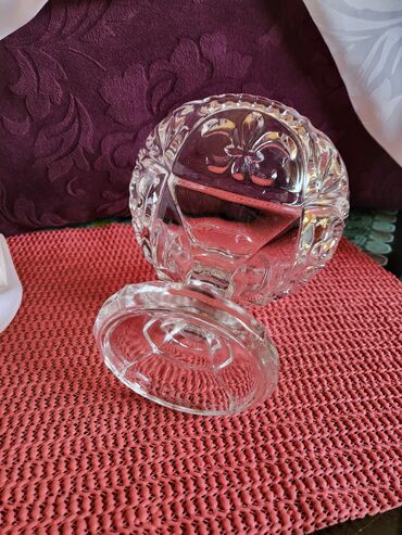 Kuhinjski setovi: Bombonijera nova pun kristal,rucni rad. Bohemija 70te. Sve na — 15