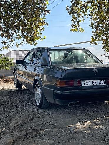 yan güzgülər s: Mercedes-Benz 190 (W201) sedan — qara rəng, 4 qapı. Texniki və dizayn — 8