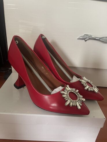 лининг кроссовки женские бишкек цена: Туфли 37, цвет - Красный