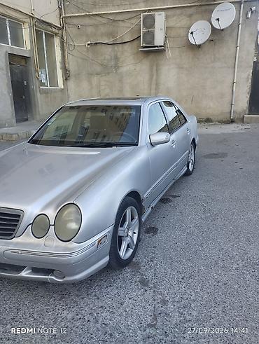 Mercedes-Benz E 320: 3.2 l | 2001 il Sedan