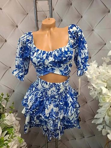 karol basic: Dvodijelni ženski komplet – bluza i suknja, plavo‑beli floralni print — 1