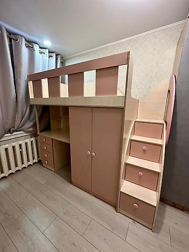 Двухъярусные кровати: Кровать-чердак, выполненная в светлых тонах с розовыми вставками — 4