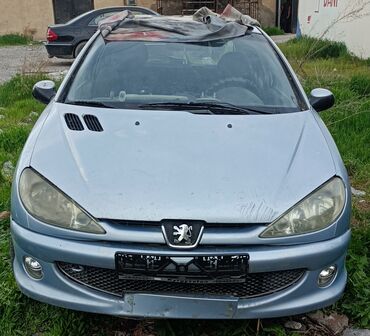 газ 53 рисор: Автомобиль Peugeot 206 голубого цвета, трехдверный хэтчбек. На капоте