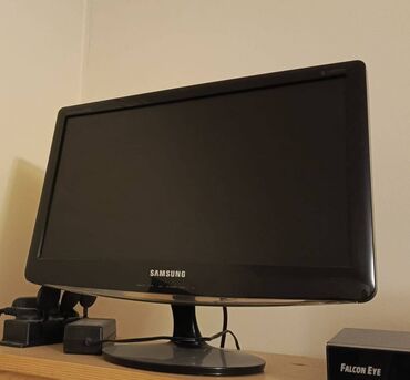 Monitorlar: Samsung monitor satıram, işlənmişdir, amma təzə kimidir. Çünki heç bir