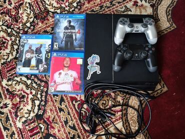 купить диски сони плейстейшен 3: Игровая консоль PlayStation 4 в черном цвете. В комплекте два