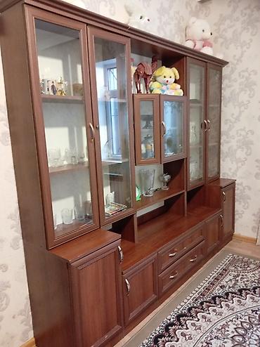 kamot qorka: Klassik üslubda qonaq otağı üçün böyük divar mebeli. Tünd qəhvəyi ağac — 1