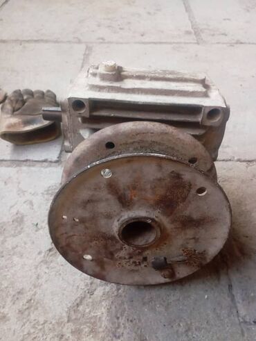 Лебедки: Продаю угловой редуктор или лебедка в хорошем состоянии. 1 на 40. Цена — 2