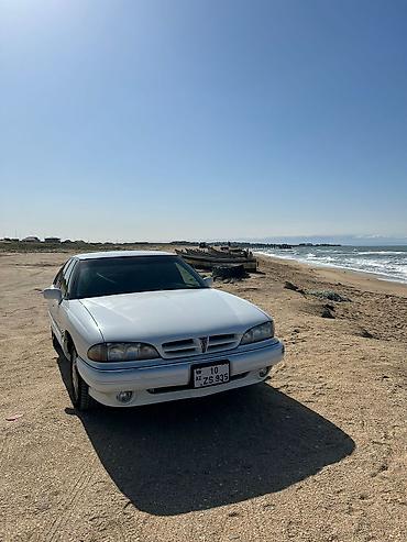 qabaq şüşə: Pontiac Bonneville sedan – ağ rəng, tam ölçülü Amerikan sedanı. salam — 4