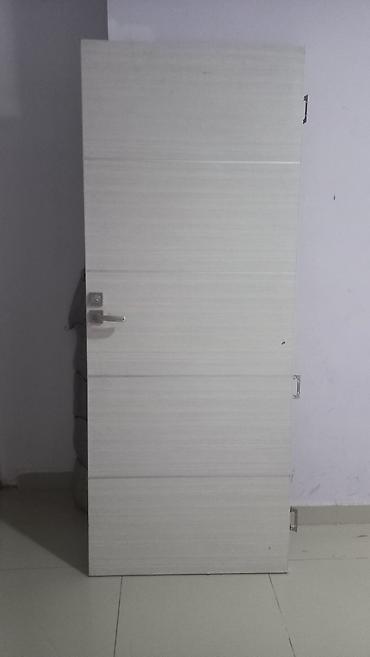 qapi ucun setkalar: Ağ rəngli daxili qapı – minimal dizayn - Material: ağ-açıq boz — 1
