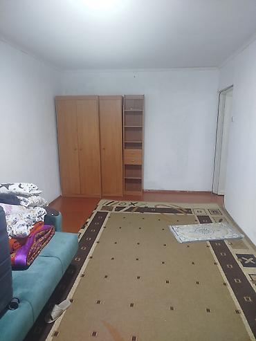 Долгосрочная аренда комнат: Сдаётся просторная комната в квартире. Описание: - Светлая комната — 3