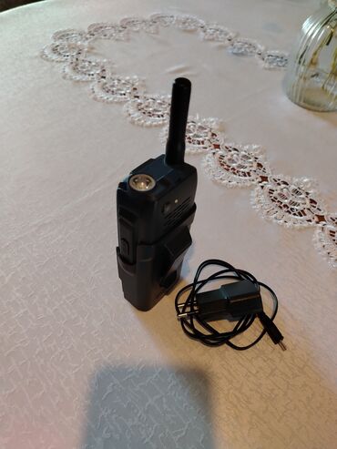 süd aparat: Portativ radioqəbuledici hərbi üslubda dizayn edilib və açıq havada