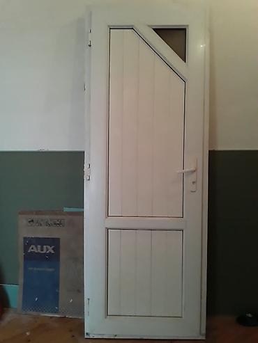 şuşə qaplar: Ağ rəngli giriş/otaq qapısı Təzədir - Material: PVC/profil karkaslı — 1