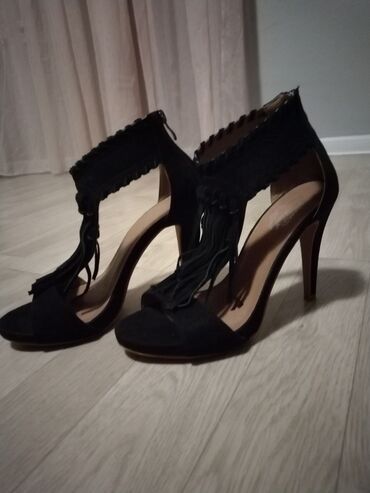 crna cipkasta haljina i cipele: Sandale, 39
