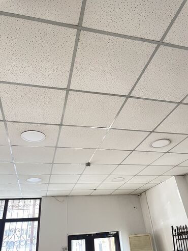 пластиковые потолки: Продам потолок Армстронг, б/у, требуется демонтаж. 78 кВ. М