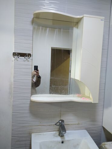 зеркала в ванную: Продаю в ванную комнату зеркало и полку угловую в форме трапеции