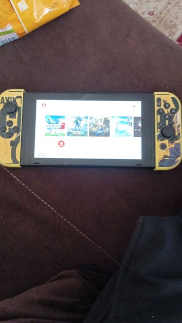 nintendo 2ds: Игровая консоль Nintendo Switch с кастомными желтыми джойконами. На