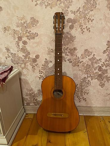 elektro gitara satisi: Sovet istehsalı klassik gitara - Korpus: tam ağac (təxminən — 1