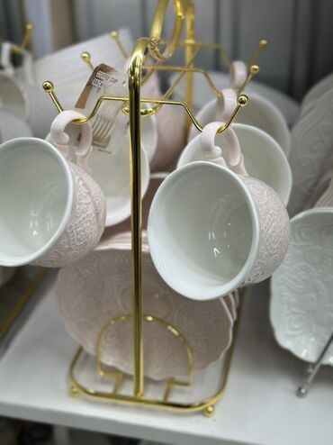 акустические системы jakcom колонка череп: Набор кофейных чашек из шести предметов с золотистой подставкой. Чашки