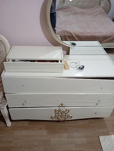 qatlama masası: Klassik üslubda ağ rəngli yataq otağı mebel dəsti Tərkibi: - Güzgülü — 1