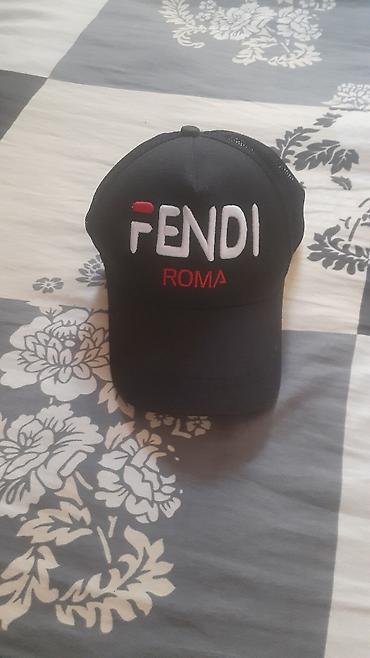 ev geyimler: Fendi “ROMA” şlyapası – qara rəng, ön hissədə ağ və qırmızı rəngli 3D — 1