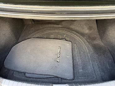 elantra qapı: Hyundai Elantra sedan – qara rəng, 4 qapı, AZ nömrə nişanı. Şəhər üçün — 7