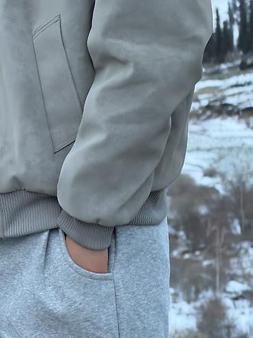 Бомберы: Мужская куртка-бомбер, серо-грязевый оттенок. - Материал: гладкий — 4