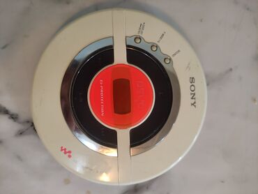 наушники без провадные: Портативный CD-плеер Sony Walkman в бежевом корпусе. Модель оснащена