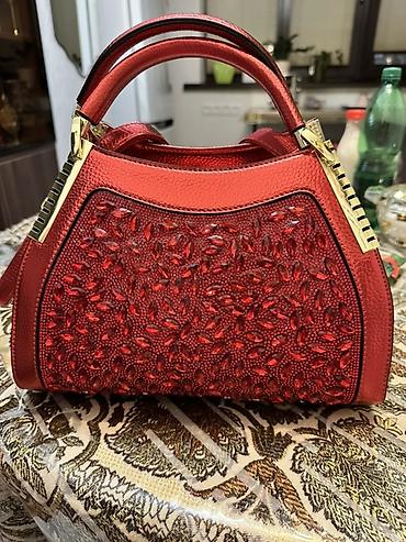 marc jacobs: Женская сумка в насыщенном красном цвете с декоративной передней — 2
