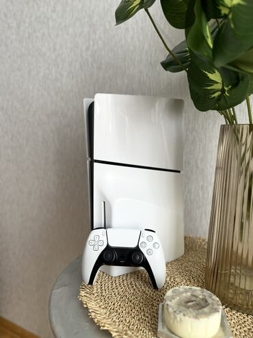 PlayStation 5 oyun konsolu, ağ rəngdə, incə və müasir dizayna