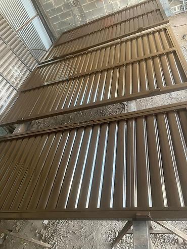 Распашные ворота: Металлические ворота с декоративными элементами и секциями — 18