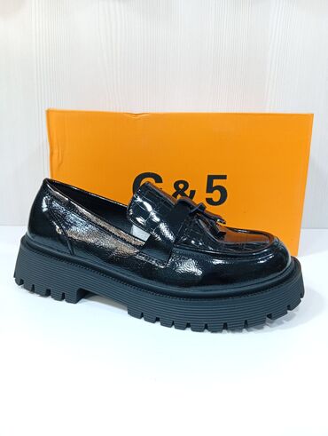 женские слипоны на высокой подошве: Qadın loafer ayaqqabısı – G&5 - Rəng: qara, parlaq lak effekti -