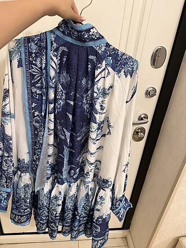 cap isləri: Mavi-ağ rəng palitrasında, etnik-floral printli dizüstü don. - Model — 2