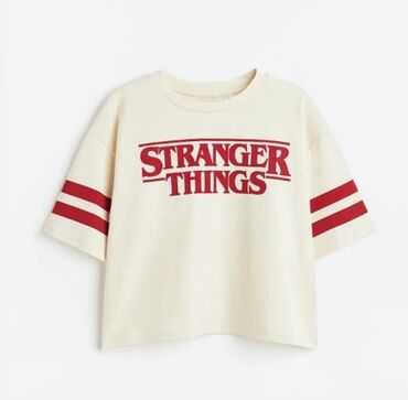 zolaqlı kişi futbolkaları: Кроп футболка stranger things xs