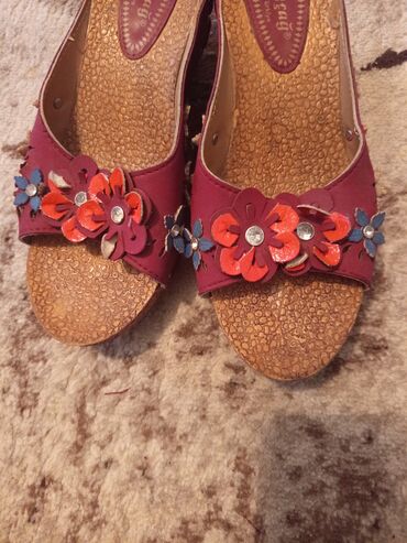 Босоножки, сандалии, шлепанцы: Девочки продаю свою обувь по причине что они мне малы и одна больше — 13