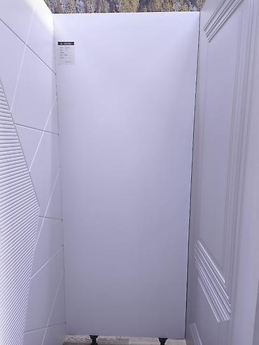 Qapılar və aksessuarlar: Ağ rəngli, minimal dizaynlı interyer qapısı paneli. - Üslub: Tam — 1