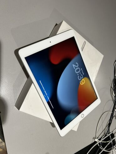 айпат 6: Планшет, Apple, память 32 ГБ, 10" - 11", 2G, Б/у, Классический цвет - Серебристый