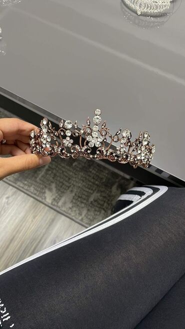 Aksesoari za kosu: Krune 
Cena 1400din — 14