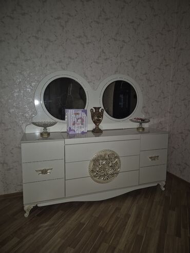 Qonaq otağı dəstləri: Dolab, Komod, Masa və oturacaqlar, Malayziya — 3