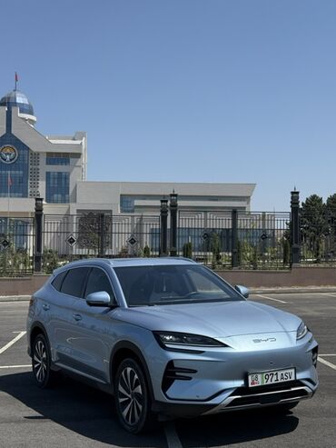 электромобиль neta: Электрический кроссовер BYD Song Plus EV Champion Edition в голубом