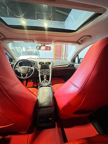 balta disk: Ford sedan – qara eksteryer, aqressiv ön panel və iri bal pətəyi — 3