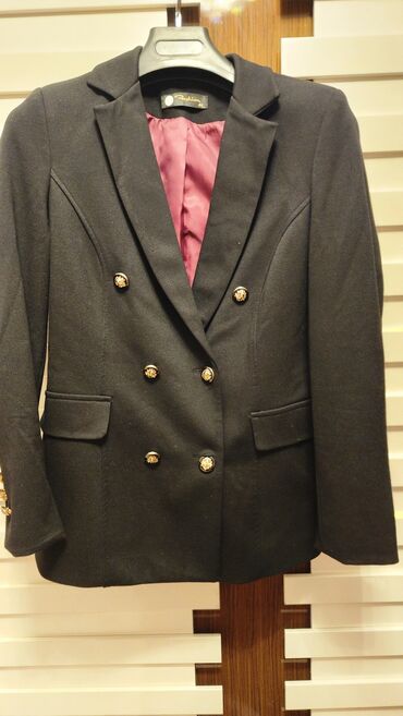 Cinslər və şalvarlar: - Uşaq idman ayaqqabısı: qırmızı rəngdə, mesh nəfəsalan üst hissə