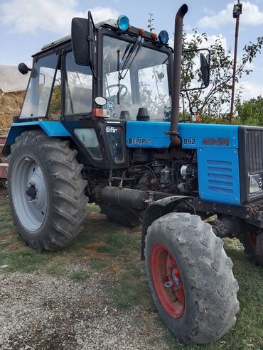 maşın üçün qızdırıcı: Mavi rəngdə, "Belarus" markalı 892 model traktor. Traktor yüksək