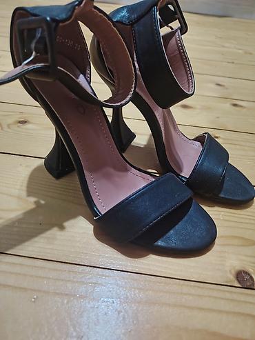 Qadın yüksək dabanlı sandal - Rəng: qara - Model: açıq burunlu, bir