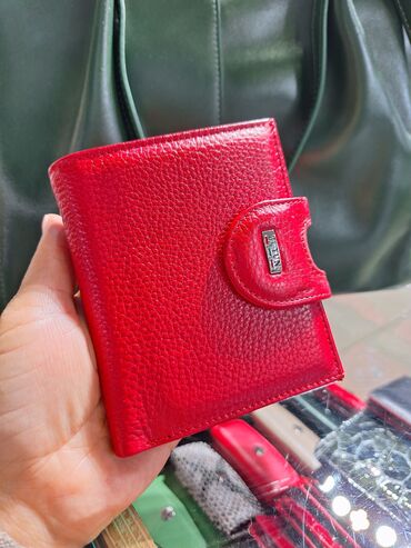 Кошельки: Компактный женский кошелёк с кнопочной застёжкой. Особенности: - — 10